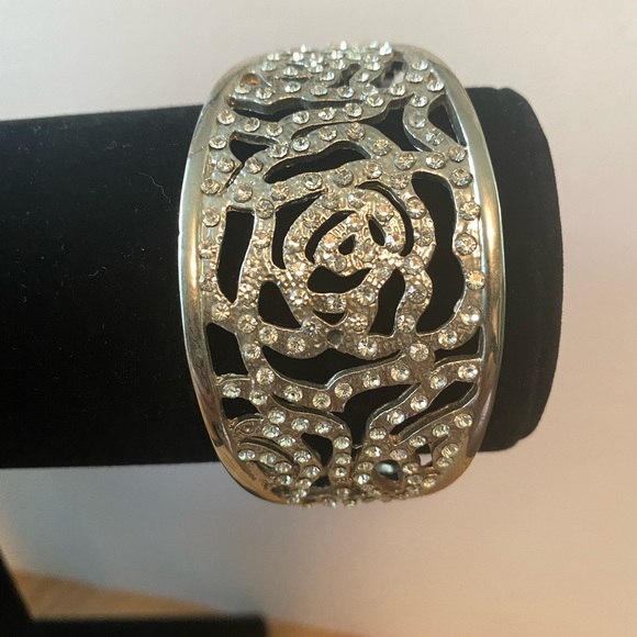 2/$20 MIX AND MARCH JEWELRY BUNDLE SILVER ROSE CUFF BRACELET - Picture 2 of 6